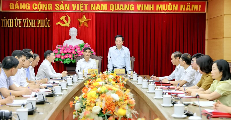 Đồng chí Mai Văn Chính phát biểu ý kiến tại buổi làm việc.