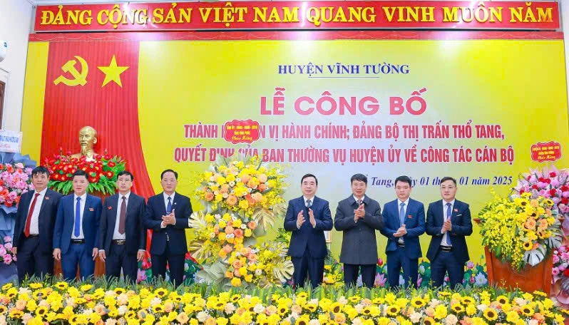 Phó Bí thư Thường trực Tỉnh ủy Bùi Huy Vĩnh, Phó Chủ tịch Ủy ban nhân dân tỉnh Nguyễn Khắc Hiếu chúc mừng thị trấn Thổ Tang.