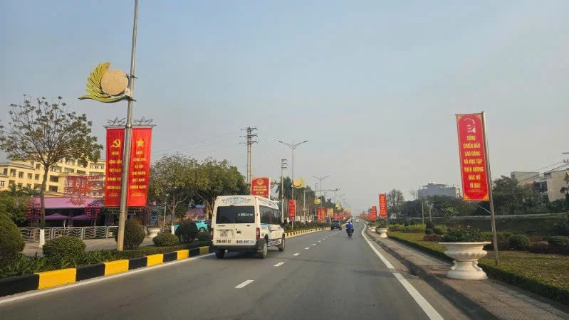 Nhiều tuyến đường trung tâm thành phố Vĩnh Yên được trang trí đón Tết.