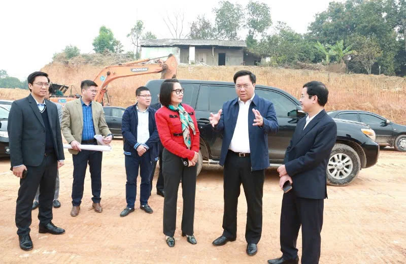 Chủ tịch Ủy ban nhân dân tỉnh Trần Duy Đông trao đổi với huyện Tam Dương tại thực địa. 