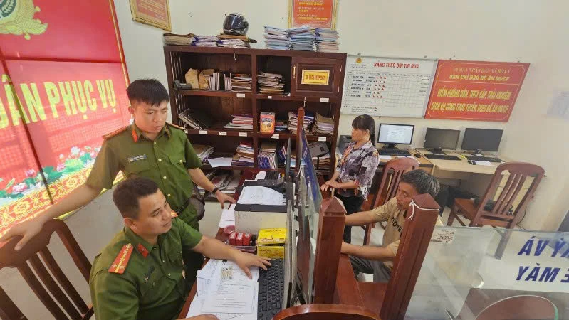 Công an xã Bồ Lý, huyện Tam Đảo giải quyết thủ tục hành chính tại trụ sở.