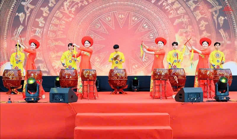 Chương trình biểu diễn nghệ thuật tại Ngày hội du lịch xuân.