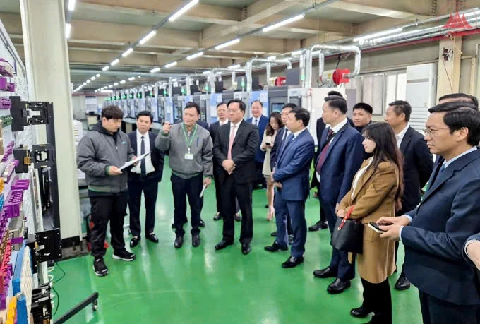 Đoàn công tác tỉnh Vĩnh Phúc tham quan dây chuyền sản xuất tại Công ty JAHWA Hàn Quốc.