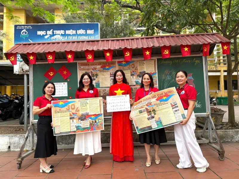 Phụ san báo Nhân Dân trên bảng tin Trường THPT Kim Ngọc.