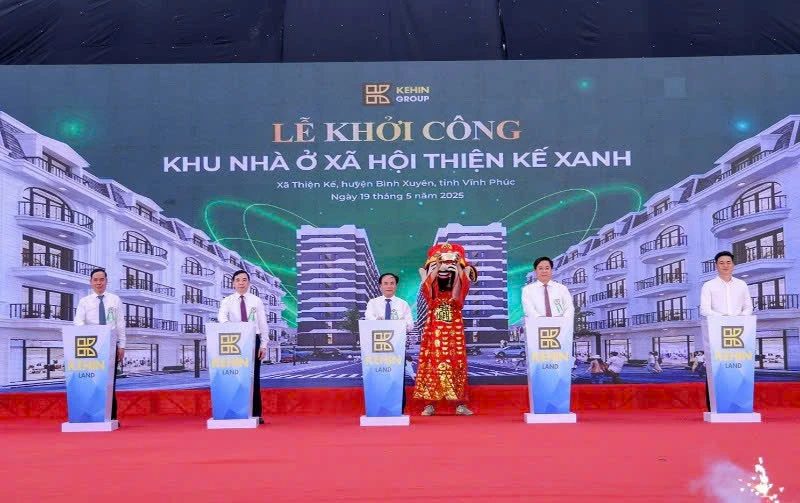 Các đại biểu thực hiện nghi thức khởi công dự án.