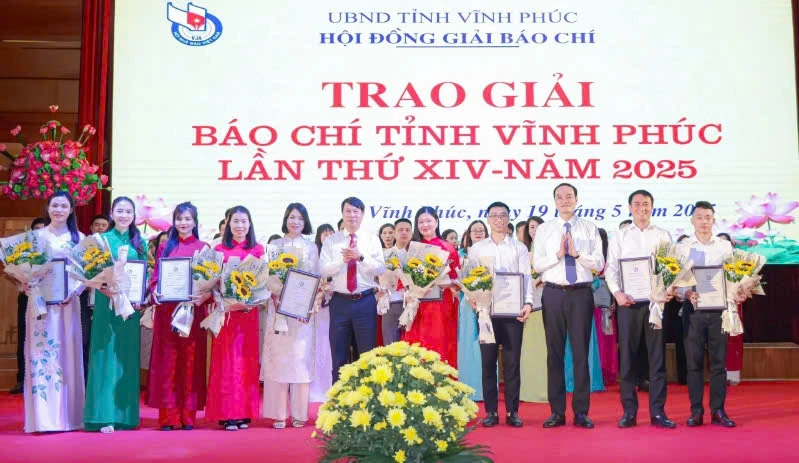 Trao giải A cho các tác giả.