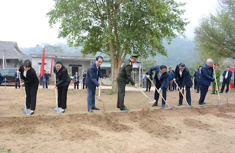 Các đại biểu thực hiện nghi lễ động thổ Dự án.
