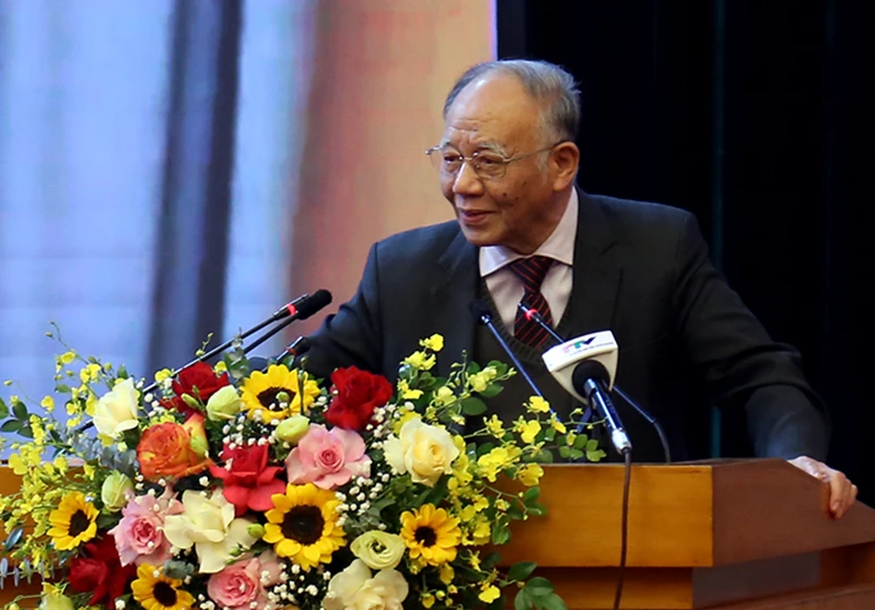 Giáo sư, Tiến sĩ Hoàng Chí Bảo truyền đạt những nội dung trọng tâm, cốt lõi của chuyên đề.