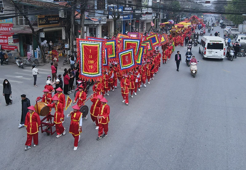 Nghi thức rước Mẫu từ đền Ỷ La về đền Hạ.
