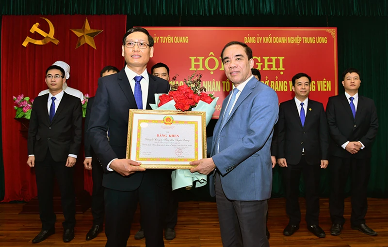 Đồng chí Chẩu Văn Lâm, Bí thư Tỉnh ủy Tuyên Quang trao Bằng khen cho Đảng bộ Công ty Thủy điện Tuyên Quang đã có thành tích hoàn thành xuất sắc nhiệm vụ 5 năm liên tục (2018-2022).
