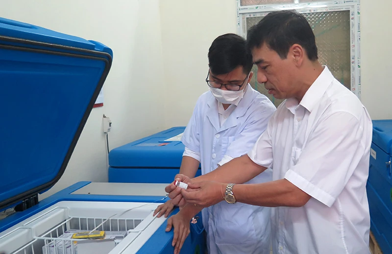 Cán bộ Trung tâm Kiểm soát dịch bệnh tỉnh kiểm tra vắc xin phòng Covid-19.