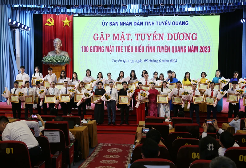 Lãnh đạo tỉnh Tuyên Quang trao Bằng tuyên dương và tặng hoa cho các gương mặt trẻ tiêu biểu.