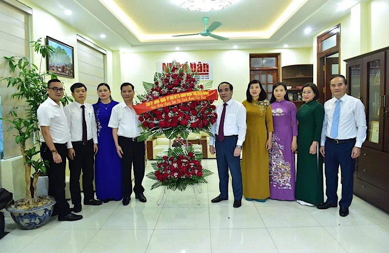 Đồng chí Chẩu Văn Lâm, Ủy viên Trung ương Đảng, Bí thư Tỉnh ủy Tuyên Quang chúc mừng Văn phòng đại diện Báo Nhân Dân tại Tuyên Quang.