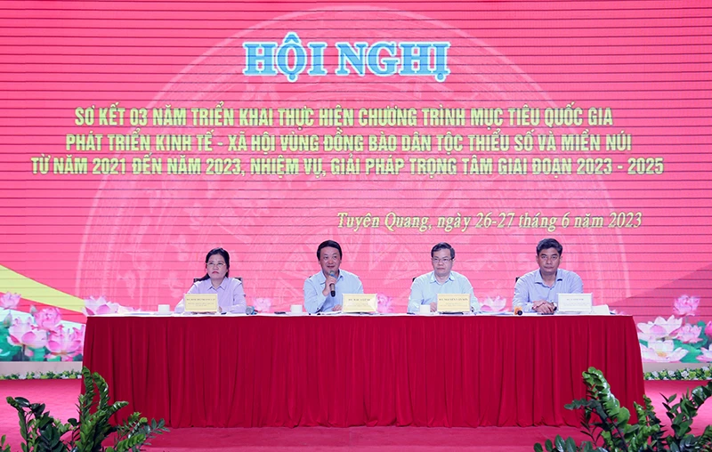 Các đồng chí chủ trì hội nghị.