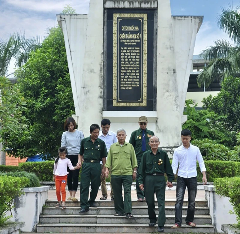 Cựu chiến binh và nhân dân xã Trung Môn, huyện Yên Sơn đến thăm di tích Bia chiến thắng Km7.