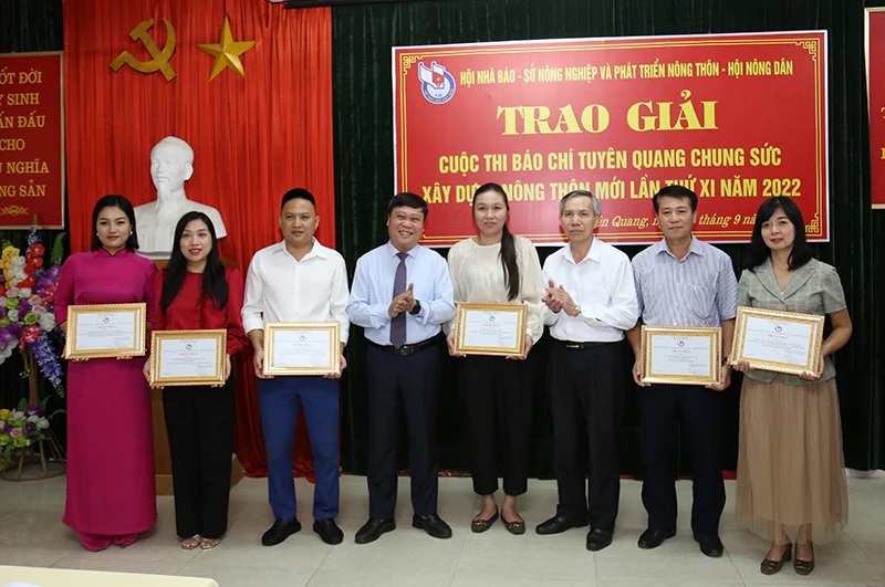 Ban tổ chức trao giải A cho các tác giả có tác phẩm đạt giải.