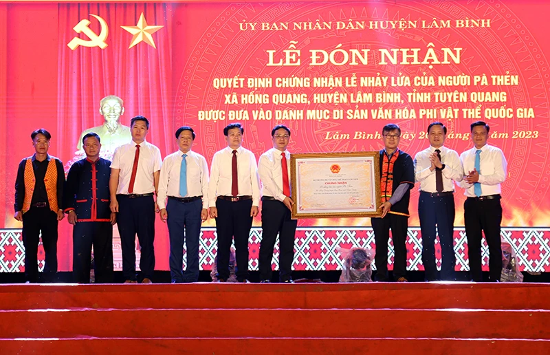 Đại diện Bộ Văn hóa, Thể thao và Du lịch cùng lãnh đạo tỉnh Tuyên Quang trao chứng nhận cho lãnh đạo huyện Lâm Bình.