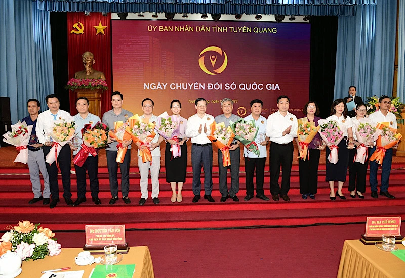 Biểu dương các đơn vị có kết quả nổi bật trong thực hiện Chuyển đổi số năm 2022.