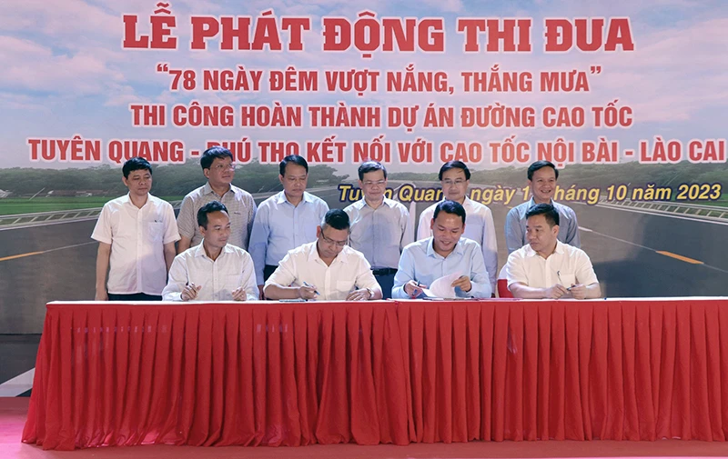 Các đơn vị thi công ký cam kết thi đua.