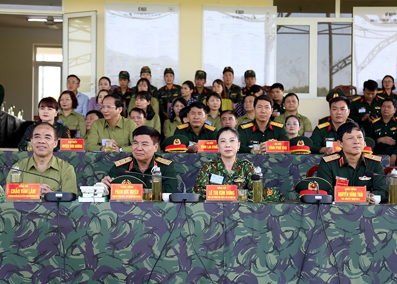 Các đại biểu tham gia diễn tập thực binh bắn chiến đấu.