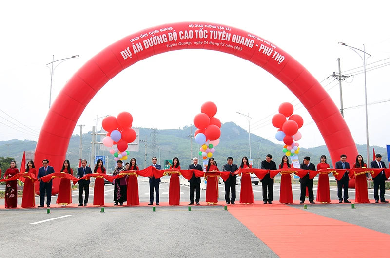 Cắt băng khánh thành Dự án đường bộ cao tốc Tuyên Quang-Phú Thọ.
