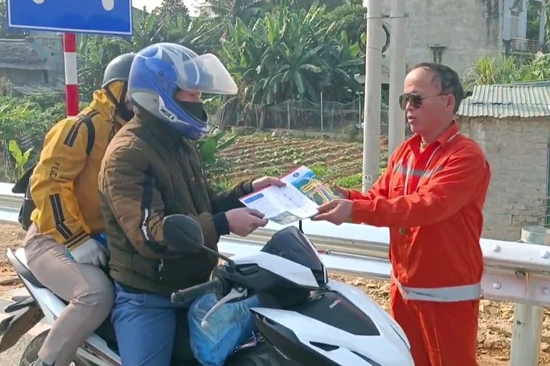 Cán bộ Công ty cổ phần Quản lý và Đầu tư xây dựng công trình giao thông 238 tuyên truyền, nhắc nhở người dân đi xe máy không đi vào tuyến đường cao tốc.
