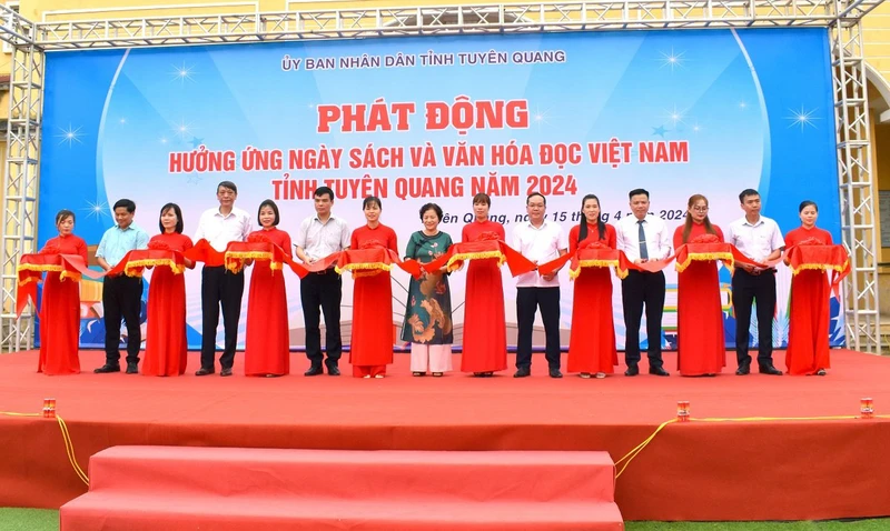 Các đại biểu cắt băng khai mạc Ngày Sách và Văn hóa đọc Việt Nam tỉnh Tuyên Quang năm 2024.