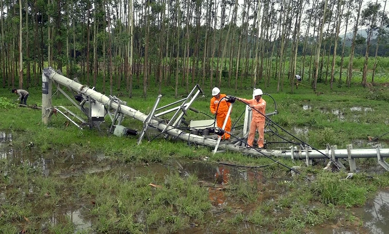 Nhiều cột điện trên địa bàn huyện Sơn Dương bị gãy đổ.