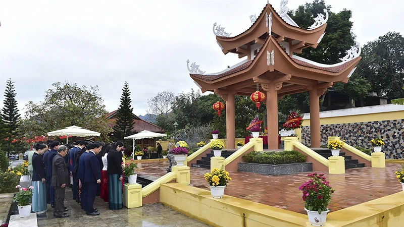 Các đồng chí lãnh đạo tỉnh Tuyên Quang dâng hương, dâng hoa tại di tích địa điểm thành lập Chi bộ Mỏ Than.