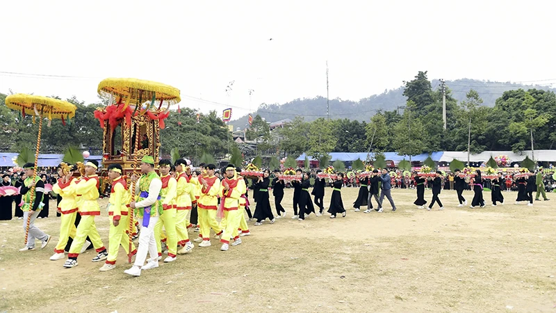 Nghi lễ rước 9 mâm Tồng.