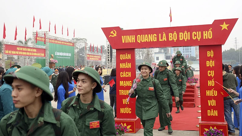 Thanh niên Tuyên Quang hăng hái lên đường nhập ngũ.