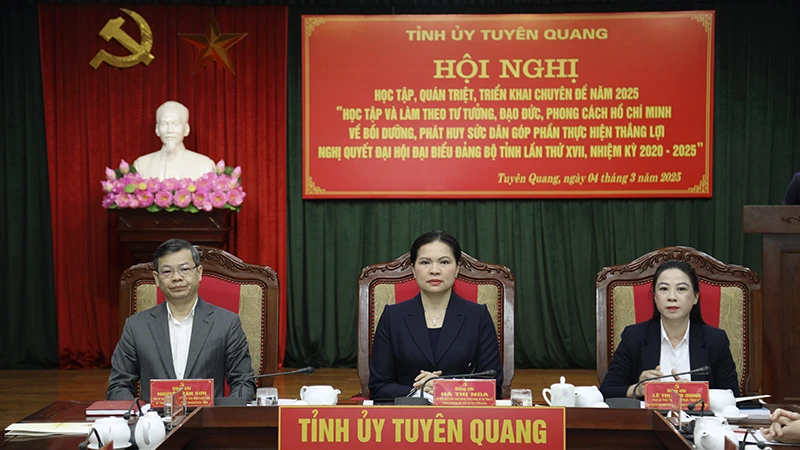 Các đồng chí chủ trì hội nghị.