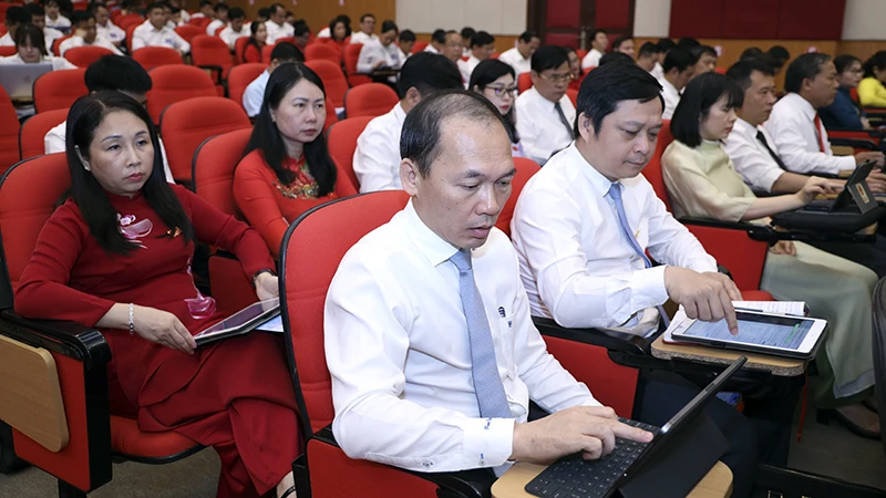 Đại biểu Hội đồng nhân dân tỉnh Tuyên Quang biểu quyết thông qua các nghị quyết.