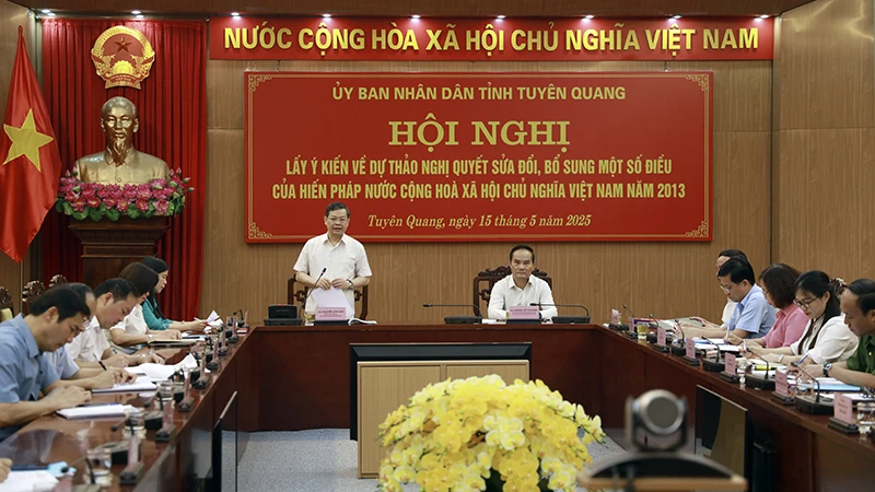 Đồng chí Nguyễn Văn Sơn, Chủ tịch Ủy ban nhân dân tỉnh Tuyên Quang phát biểu khai mạc hội nghị.