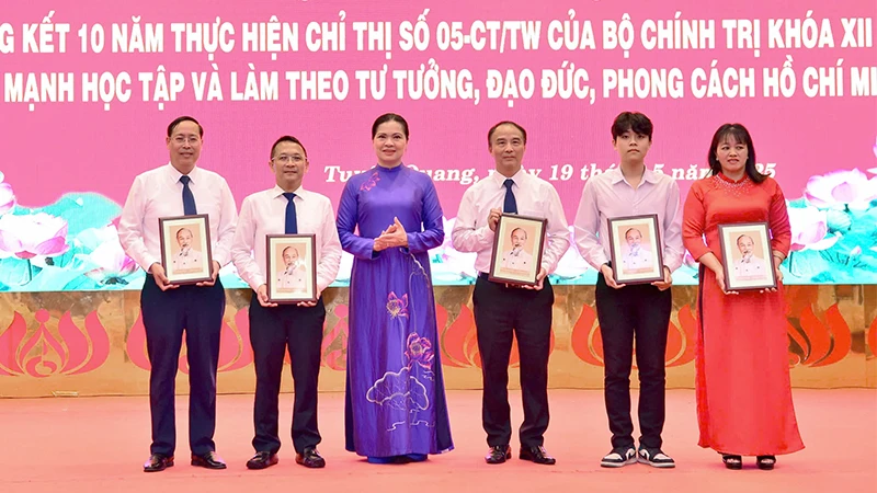 Đồng chí Hà Thị Nga, Ủy viên Trung ương Đảng, Bí thư Tỉnh ủy Tuyên Quang trao quà cho các tập thể, cá nhân tiêu biểu.