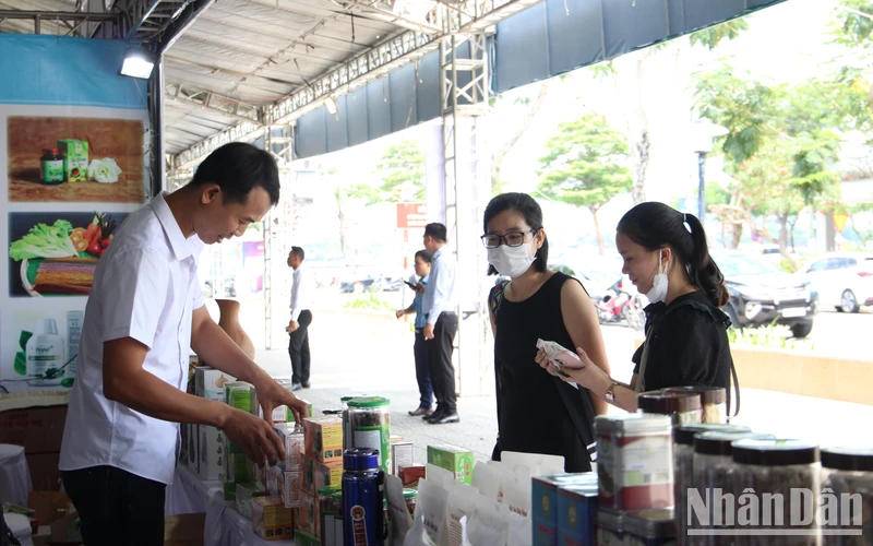 Người dân tham quan, mua sắm tại khu trưng bày giới thiệu sản phẩm miền trung-Tây Nguyên