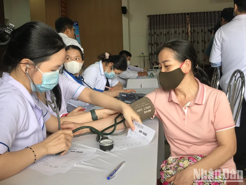 Khám bệnh cho người lao động.