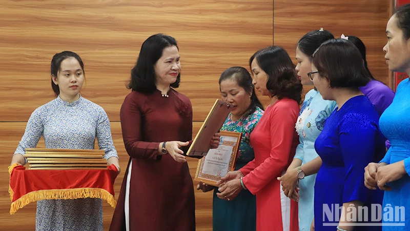 Trao Bằng khen cho các điển hình học tập và làm theo tư tưởng, đạo đức, phong cách Hồ Chí Minh.