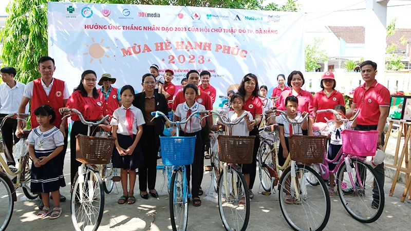 Tháng Nhân đạo được thực hiện sôi động trong toàn thành phố.