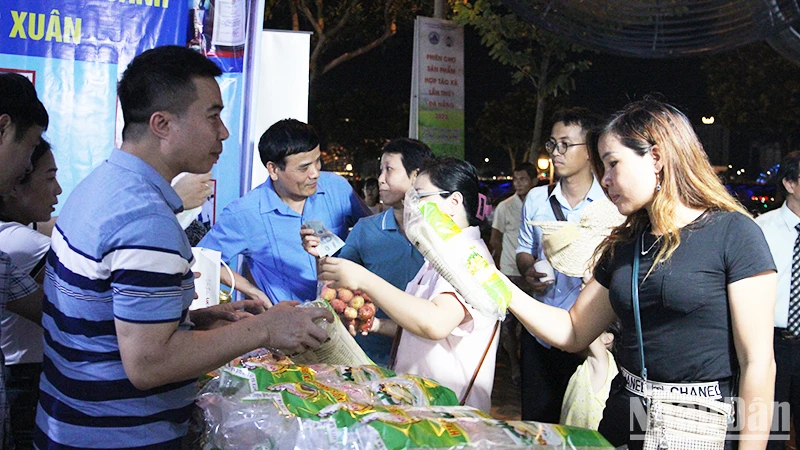 Khách hàng tham quan, mua sắm tại phiên chợ
