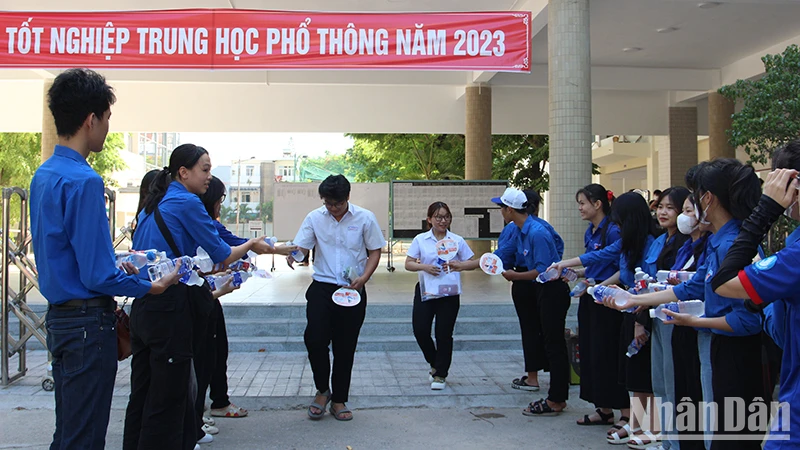 Các thí sinh hoàn thành môn Ngoại ngữ.
