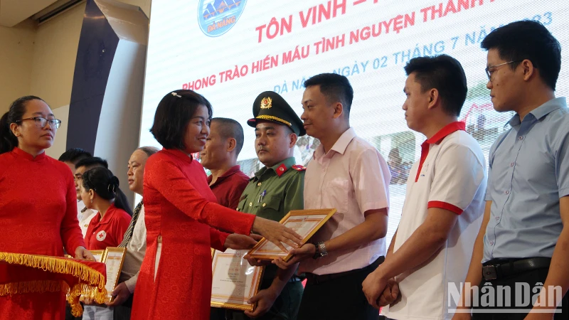 Trao tặng Bằng khen của Hội Chữ thập đỏ Việt Nam cho các cá nhân, gia đình.
