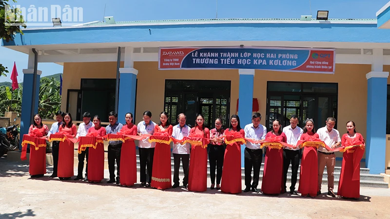 Hai lớp học được xây mới kiên cố.