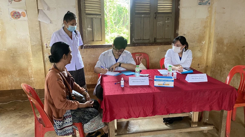Khám bệnh miễn phí cho người dân.