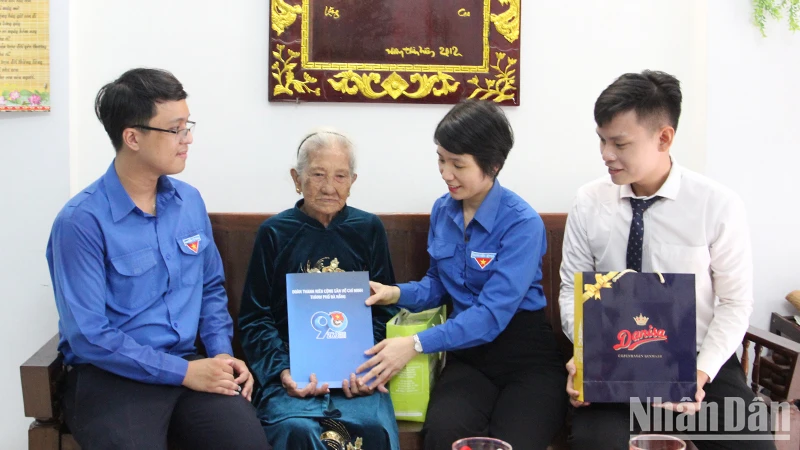 Thăm, tặng quà mẹ Nguyễn Thị Sự.