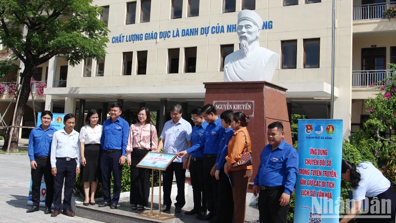 Thăm và khánh thành một công trình số hóa.