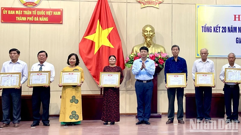 Khen thưởng tập thể, cá nhân có thành tích xuất sắc.