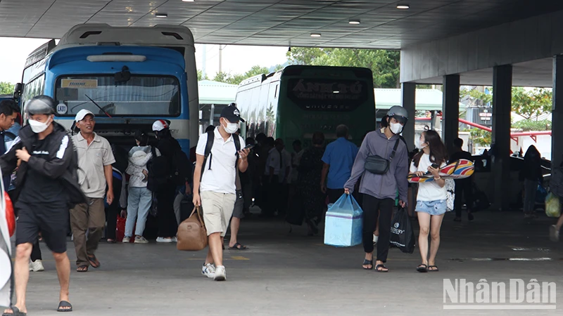 Bến xe đón người dân, học sinh trở lại Đà Nẵng