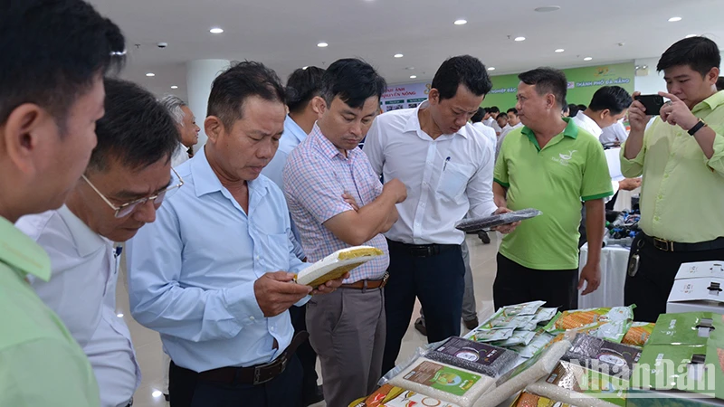 Đại biểu tham quan các sản phẩm nông nghiệp.