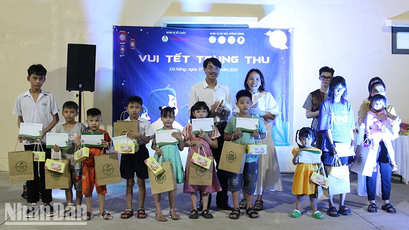 Trao quà cho các cháu thiếu nhi